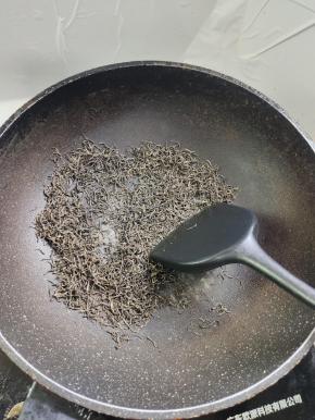 锅烧热，放入红茶，小火慢慢炒香！