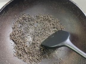 锅烧热，放入红茶，小火慢慢炒香！