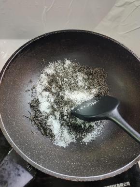 放入适量的白糖，小火慢慢炒！(白糖根据自己的口味来添加，喜欢喝甜一点的就可以多放一点！)