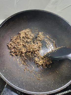 白糖炒至融化，变成这种焦糖色即可！