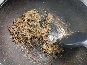 白糖炒至融化，变成这种焦糖色即可！