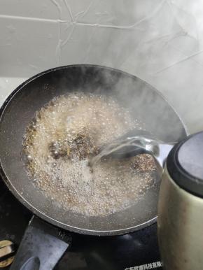 加入一大壶烧开的开水！(白糖经过炒制就会降低蔗糖的含量！喝起来就不会那么甜！)