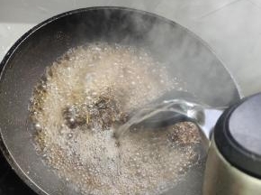 加入一大壶烧开的开水！(白糖经过炒制就会降低蔗糖的含量！喝起来就不会那么甜！)