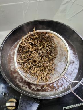 这时候茶香味就已经全部激发出来了！在准备一个密漏把茶叶给它捞出来，丢掉不要！