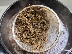这时候茶香味就已经全部激发出来了！在准备一个密漏把茶叶给它捞出来，丢掉不要！
