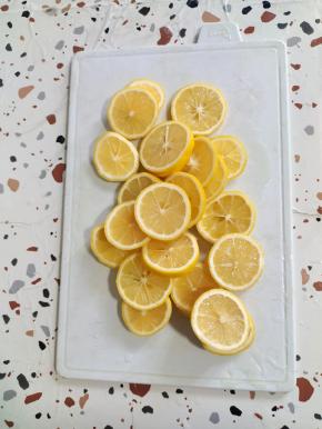 柠檬先用水打湿，再放入适量的盐搓洗掉柠檬表面的蜡，再重新放入水中，给它多冲洗几遍，洗好后，切掉头尾，再切成片，去掉籽备用！(柠檬记得一定要去掉籽，要不然喝的时候会有苦涩味！)