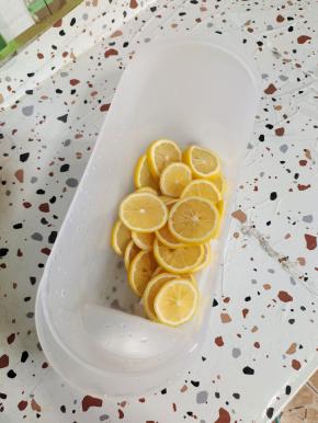 准备一个大一点的冷饮壶或者玻璃瓶，再放入切好的柠檬片！