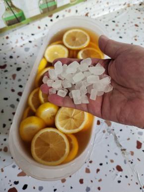 可以尝一下，觉得不够甜的可以放一把冰糖进去，搅拌一下，一会儿冰糖就融化了！