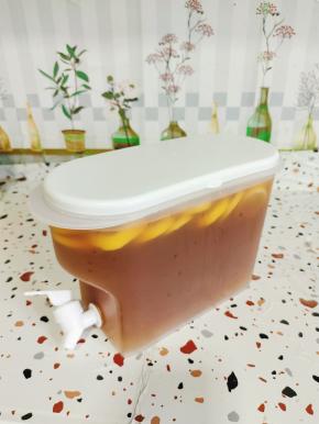 盖上盖子！放入冰箱给它冷藏两个小时再喝！这样味道会更佳！