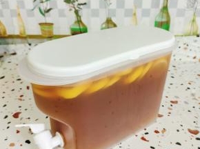 盖上盖子！放入冰箱给它冷藏两个小时再喝！这样味道会更佳！