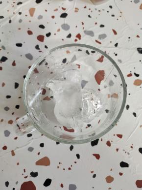 杯子里放入适量的冰块儿！