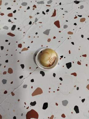 下面放一个瓶盖，把板栗放在上面！