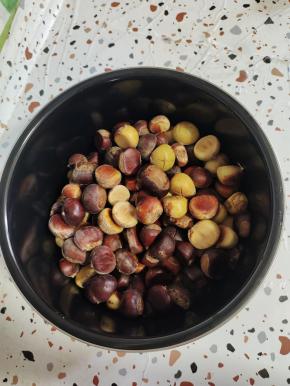 把板栗倒在电压力锅(或者电饭锅）内胆里！