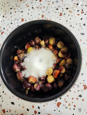 加上适量的清水！(这个水不要没过板栗！)再放入适量的白糖，来点食用油！