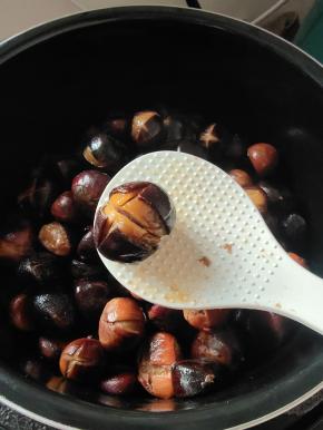 打开锅盖，满屋都是板栗的香味儿！喜欢吃的自己在家做，非常划算！