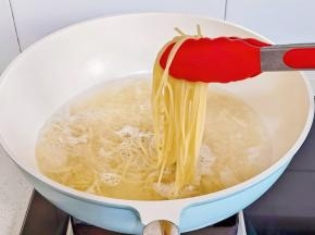 水烧开下意面煮熟捞出过冷水。