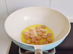 起油锅加入香肠。