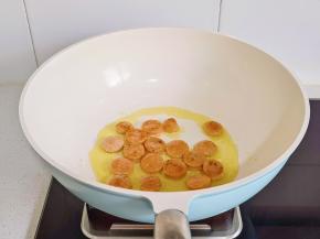 煎至两面金黄。