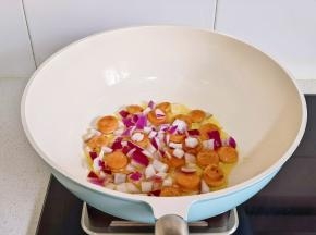 加入洋葱丁煸炒。