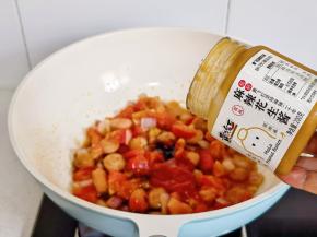 加入生抽，蚝油，番茄酱，糖，花生酱。