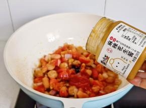 加入生抽，蚝油，番茄酱，糖，花生酱。