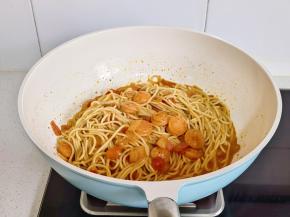 翻炒至意面裹上酱汁。