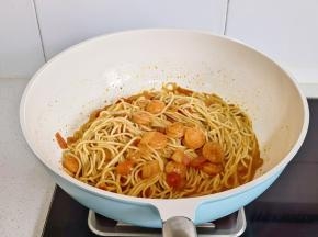 翻炒至意面裹上酱汁。