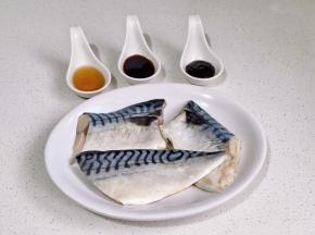 青花鱼去掉包装。