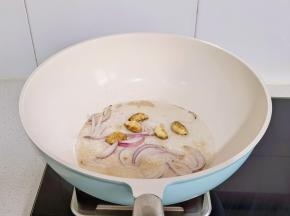 加入洋葱炒出香味捞出。