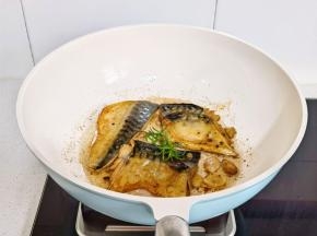 煎至金黄就可以。