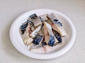 撒上黑胡椒。