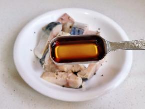 加料酒抓匀腌制10分钟。
