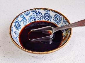 料汁：生抽+料酒+老抽+蚝油+白砂糖+半碗清水搅拌均匀。