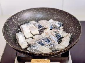锅中喷油，摆入青花鱼块。