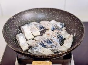 锅中喷油，摆入青花鱼块。