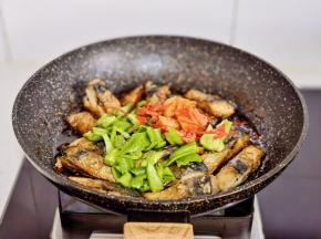 加入配菜翻均匀。