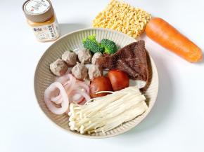 准备一些家人爱吃的配菜，与面。