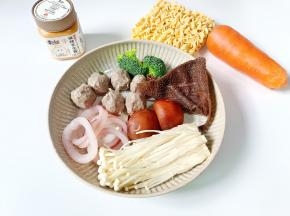 准备一些家人爱吃的配菜，与面。