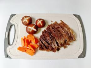 胡萝卜削皮切小块，香菇切花刀，牛百叶切丝。