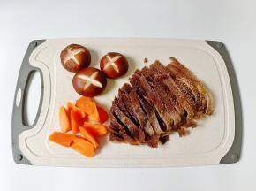 胡萝卜削皮切小块，香菇切花刀，牛百叶切丝。