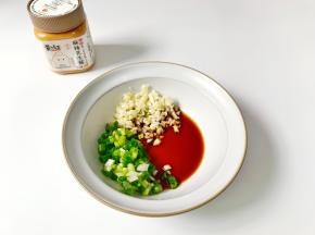 碗里放葱花，蒜末，生抽。
