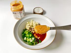 加入花生酱，做麻辣拌就爱放这款花生酱。