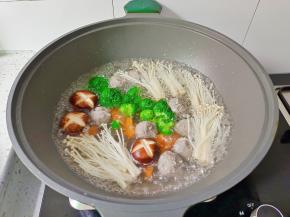 锅里水开，下牛肉丸，香菇，金针菇，西蓝花胡萝卜煮熟捞出备用。