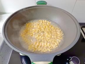 放入方便面煮熟捞出。