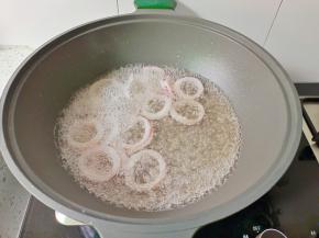 鱿鱼圈煮熟。