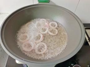 鱿鱼圈煮熟。