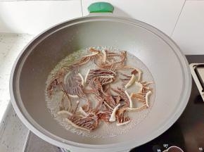 牛百叶稍微烫一下就可以。