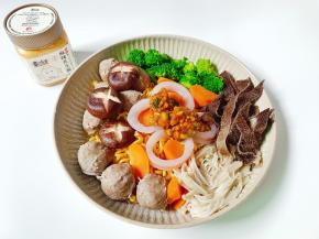 把所有食材烫熟，放盘子里，加入刚才拌好的酱汁，拌均匀即可享用！丸子裹满了酱汁，太香了吧！