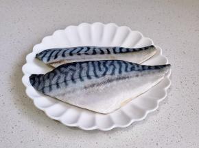 青花鱼清水冲洗一下，再擦干水分。