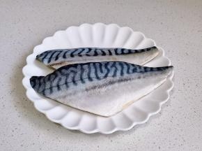 青花鱼清水冲洗一下，再擦干水分。